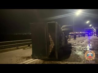 В Батайске один «КамАЗ» врезался в другой сломанный «КамАЗ», который стоял у дороги. Из-за этого на месте произошёл... (видео)