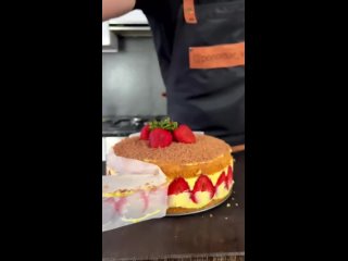 Бисквитный торт с клубникой🍓   Ингредиенты: - яйцо - 6 шт - сахар - 150 гр - мука - 180 гр - разрыхлитель - 5 гр -... (видео)