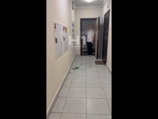 😡«Замечательный сосед» кошмарит целый подъезд в ЖК «Анкудиновский парк».  Жители говорят, что мужчина регулярно громит... (видео)