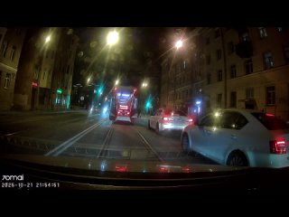 Каршеринг, сити драйв, е127нв797, не останавливается на траймавной остановке, хотя два ряда стоять и его это не... (видео)