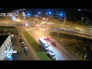 В Красном Селе на Ивангородском проспекте у перекрестка с Геологической улицей водитель Газели, проигнорировав разметку... (видео)