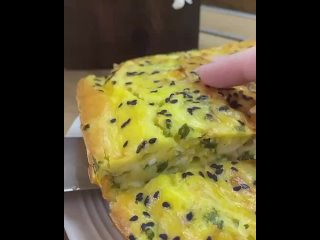 Пирог с луком и яйцом🥧   Ингредиенты: - яйцо - 4 шт - сметана - 250 гр - мука - 100 гр - разрыхлитель - 1 ч.л - соль -... (видео)