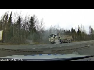 Инспекторы ГАИ помогли водителю потушить загоревшийся грузовик на Южном полукольце.  29 октября около 12:40 на 104-м... (видео)