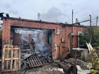 Дефектная «переноска» сожгла дом и машину в Сальске  Во дворе частного дома в Сальске на улице Лесной загорелся навес.... (видео)