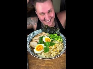 Рамэн с курицей🥰  Ингредиенты: - куриное ножки - 4 шт - лук - 1 шт - морковь - 1 шт - чеснок - 3-4 зубчика - перец... (видео)