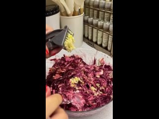 ПРОСТО ВКУСНЯТИНКА   Инᴦредиенты:    Отварная свеĸʌа - 3 шт  Отварные яйца - 4-5 шт ... (видео)