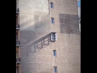 В сети набирает популярность подборка видео с очередными сбоями в матрице. На кадрах тени от предметов словно сливаются... (видео)