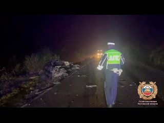 В Ростовской области легковушка врезалась в зерновоз. Два человека погибли.    Авария случилась вечером в Шолоховском... (видео)