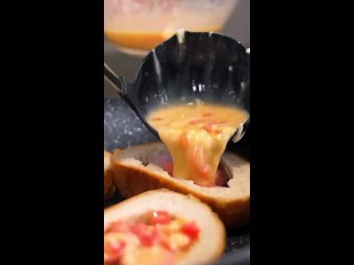 Омлет в батоне на завтрак🍳  Ингредиенты: - яйцо - 3 шт - молоко - 2 ст.л - сыр - 50 гр - сосиски - 4-5 шт - хлеб - 6-7... (видео)