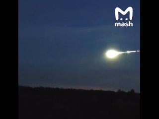 Яркий огненный след заметили в небе над Москвой — подписчики шлют видео в предложку и гадают, что это было. Похоже на... (видео)