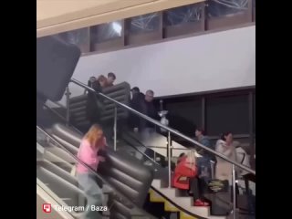 В сочинском аэропорту после ночной атаки дронов задержаны почти два десятка рейсов. Пассажиры вынуждены были ночевать в... (видео)