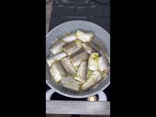 Ароматная рыбка на ужин🐟   Ингредиенты: - минтай - 600 гр - соль - по вкусу - перец - по вкусу - специи для рыбы - 1... (видео)