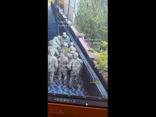 🤯 16 на 1: Толпа людоловов накинулась на жертву в Одессе  ▪Шестнадцать моГилизаторов Зеленского при пособничестве... (видео)