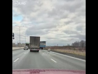 На ЕКАД заметили грузовик без номеров, который перевозил с возможными нарушениями негабаритный груз   По словам автора... (видео)