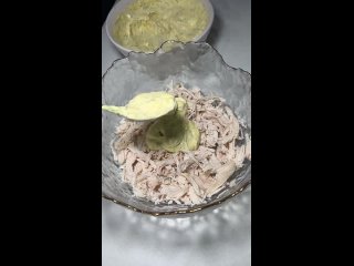 Салат «Коко Шанель» 💫  📝 Ингредиенты: Куриное филе (отварное) – 400 г Яйца – 4 шт Морковь – 1 шт Огурцы – 2 шт Сыр –... (видео)