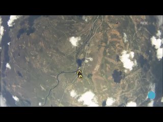 Метеорит пролетел около норвежского парашютиста Андерса Хелструпа, совершавшего прыжок с вертолета.