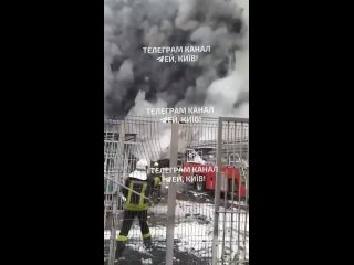 🔥 Здание радиозавода в Киеве обрушилось после ракетного удара    ▪Одно из промышленных зданий продолжало гореть после... (видео)