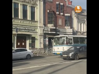 Колонна ретро-автобусов проехала по Екатеринбургу.  Нет, они не переместились из прошлого на машине времени. Это... (видео)