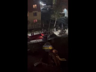 Между домами 125/1 и 125/2 по улице Выборной водитель Мазды пробил ограждение и врезался в столб. О пострадавших не... (видео)