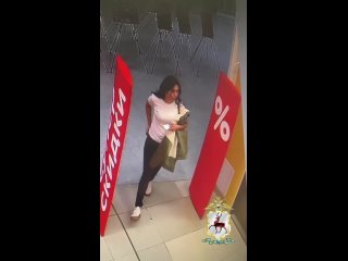 У 28-летней карманницы, промышлявшей в нижегородских торговых центрах, нашли 12 украденных телефонов.  Девушка ходила... (видео)