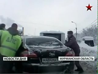 Мурманский нарушитель правил дорожного движения увез на капоте сотрудника ГИБДД
