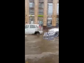 Ворошиловский после ливня превратился в реку. Берем все лодки. (видео)