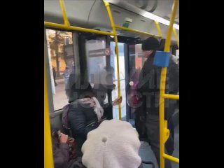 Пьяная беременная женщина спровоцировала драку в новосибирском троллейбусе  В салоне пассажирка стала вести себя... (видео)