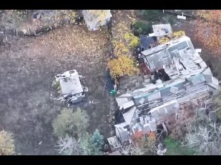 🔥 ЗАСАДА НА НАЦИСТОВ В ДИМИТРОВЕ  Штурмовая группа украинских нацистов попала в засаду ВС РФ в частном секторе... (видео)