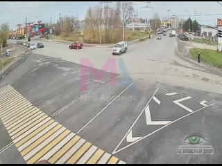 🔥Момент аварии в Арзамасе. Красная лада «подпрыгнула» на перекрестке, потеряла управление и врезалась в припаркованные... (видео)