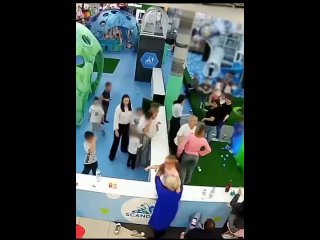😱В Курске на мать ребёнка-инвалида напала женщина  На день рождения 5-летнего ребёнка в торговом центре напала пьяная... (видео)