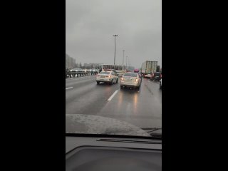 На внешнем кольце перед рекой Оккервиль - ДТП с автобусом и грузовиком. (видео)