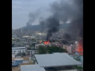 Бразильский город Рио-де-Жанейро превратился в зону боевых действий: слышны стрельба и взрывы в рамках борьбы с... (видео)