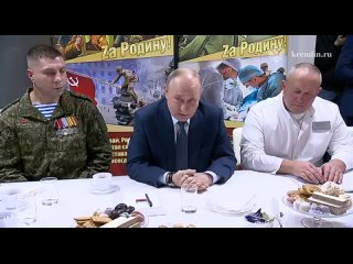 Владимир Путин навестил раненых военных в Центральном военном клиническом госпитале имени П. В. Мандрыка