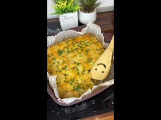 Картофель с курицей и грибами😍  Ингредиенты: - картофель - 8-10 шт - шампиньоны - 300 гр - сыр - 100 гр - лук - 1 шт -... (видео)
