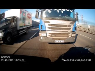 Ему дальше второй полосы от края нельзя ехать, а регу можно - вот и поморгал. А в чем собственно загвоздка и чем... - Илья Торопов