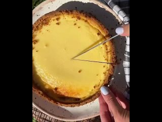 Нежный «Сметанник»🍰   Ингредиенты: - печенье - 250 гр - сливочное масло - 100 гр  Начинка: - сметана 20-25% - 500 гр -... (видео)