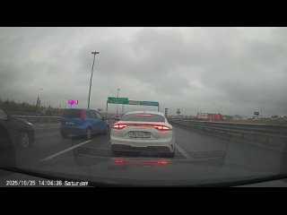 В  13:56 ( на регистраторе время спешит),   Ниссан решил объехать пробку при съезде с КАДа на Новоприозерское шоссе и... (видео)