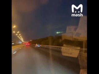 Яркий огненный след заметили в небе над Москвой — подписчики шлют видео в предложку и гадают, что это было. Похоже на... (видео)
