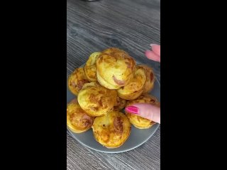 Сосиски в тесте😋  Ингредиенты: - сосиски - 5 шт - яйцо - 4 шт - сливки 10% - 200 гр - сыр - 200 гр - соль - по вкусу -... (видео)