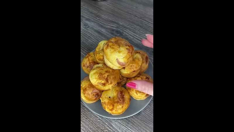 Сосиски в тесте😋  Ингредиенты: - сосиски - 5 шт - яйцо - 4 шт - сливки 10% - 200 гр - сыр - 200 гр - соль - по вкусу -... (видео)