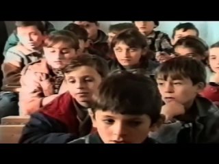 Чеченская учительница наставляет детей во время войны