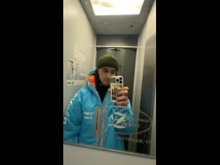 В Москве курьер показал необычный вход в лифт.  Чтобы попасть внутрь, необходимо открыть обычную железную дверь.  👉... (видео)