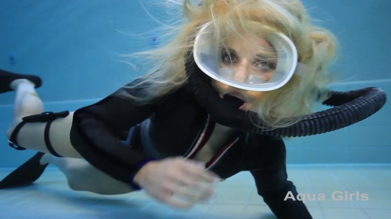 Vintage scuba girl in the pool