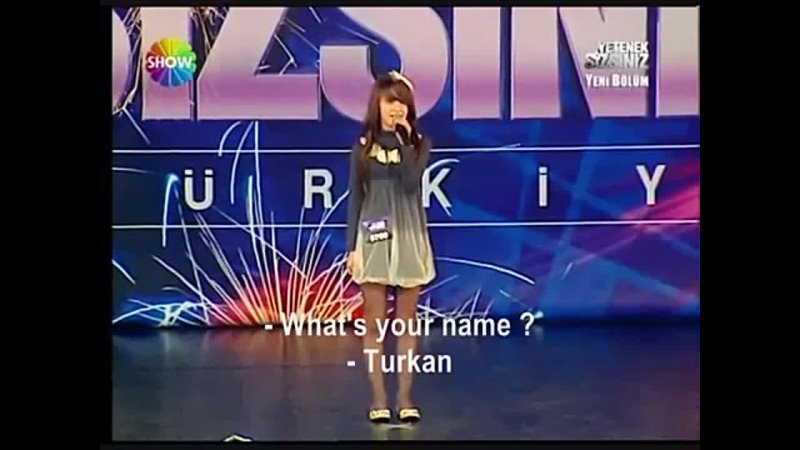 девочка-турчанка, поет 