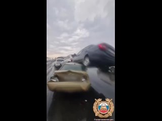 В Ростове-на-Дону автомобиль приземлился на крышу другого авто – все, к счастью, остались живы.    Автобус не сохранил... (видео)