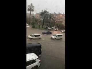 🌧 Сухум ушел под воду из-засильных ливней.   Сильный ливень обрушился на Абхазию, сильнее всего пострадал Сухум. В... (видео)