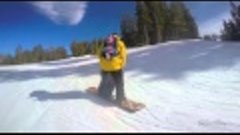 3 летний ребенок катается на сноуборде
