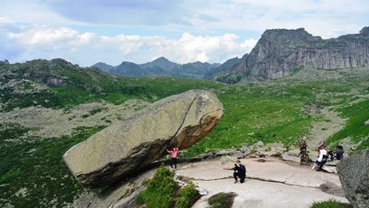 Висячий камень Хакасия издалека