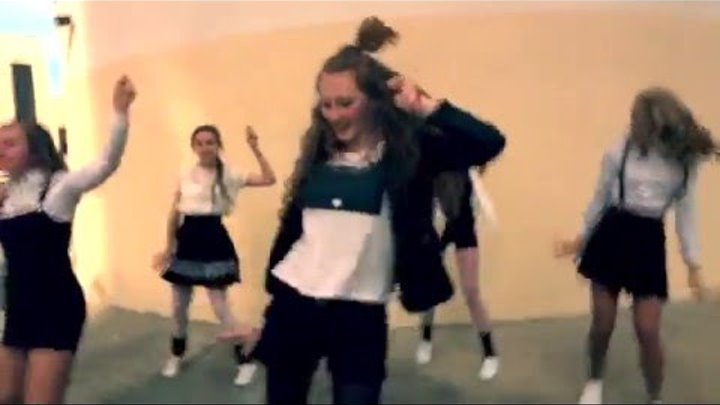 Музыкант мистер бит. Девушки красивые блуждающий трек танец бит. Песня танцует под бит. Дэнс дэнс я танцую под этот бит танцую. Санта лючия quest pistols show.