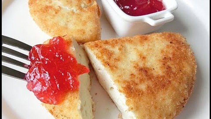 Сырные палочки моцарелла в панировке. Сыр камамбер жареный в панировке. Сыр в кляре. Жареный бри в панировке. Жареный сыр видео.